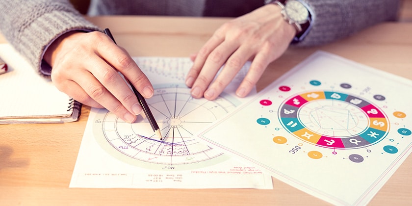 Cet astrologues suit ses clients par SMS
